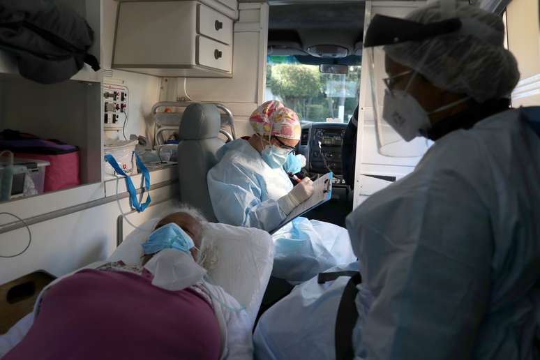 Samu faz transporte de paciente para hospital em S&atilde;o Paulo
 2/7/2020 REUTERS/Amanda Perobelli