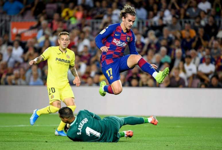 No primeiro turno, partida foi equilbrada e Barça venceu por 2 a 1 (Foto: LLUIS GENE / AFP)
