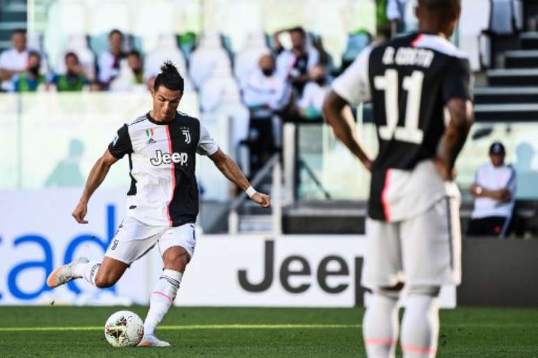 Cristiano Ronaldo marcou um belo gol de falta (Foto: MARCO BERTORELLO / AFP)