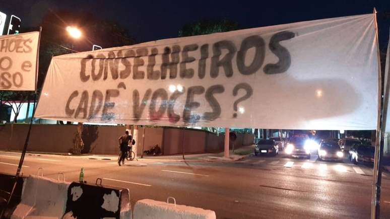 Torcedores do Corinthians protestaram contra conselheiros e diretores do clube neste sábado (Foto: Reprodução)