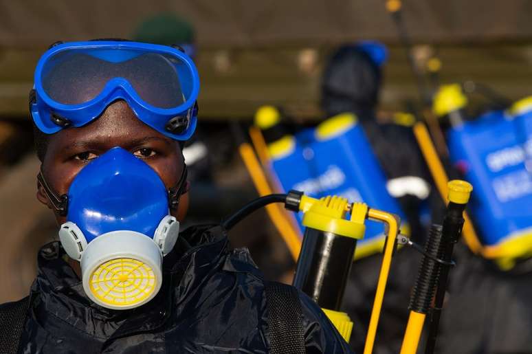 Soldados preparam equipamentos para aplicar pesticidas em Uganda