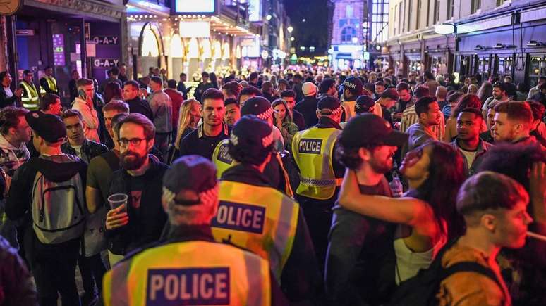 Reabertura de bares atraiu uma multidão no Soho, no centro de Londres