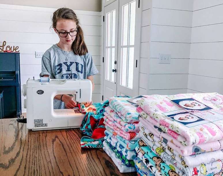 Lucy Blaylock passa duas horas na máquina de costura para confeccionar um cobertor.