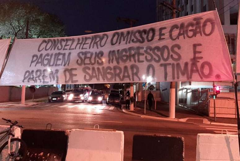 Faixas foram colocadas em frente ao Parque São Jorge protestando contra os dirigentes (Foto: Reprodução / Twitter)
