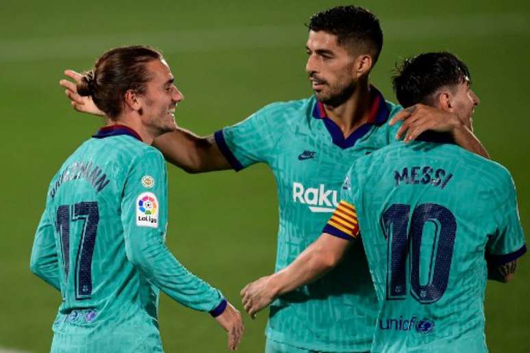 Messi e Suárez marcaram com assistências de Messi (Foto: JOSE JORDAN / AFP)