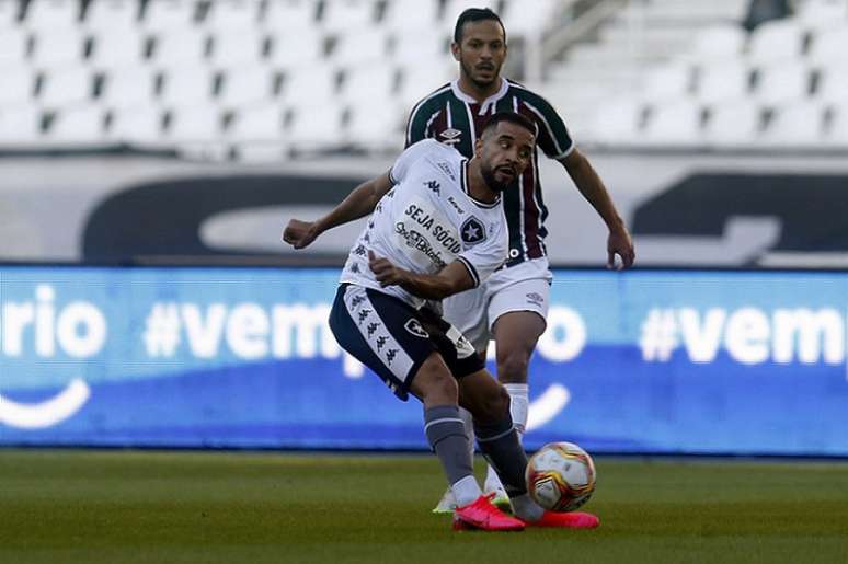 Caio Alexandre em ação no clássico (Foto: Vítor Silva/Botafogo)