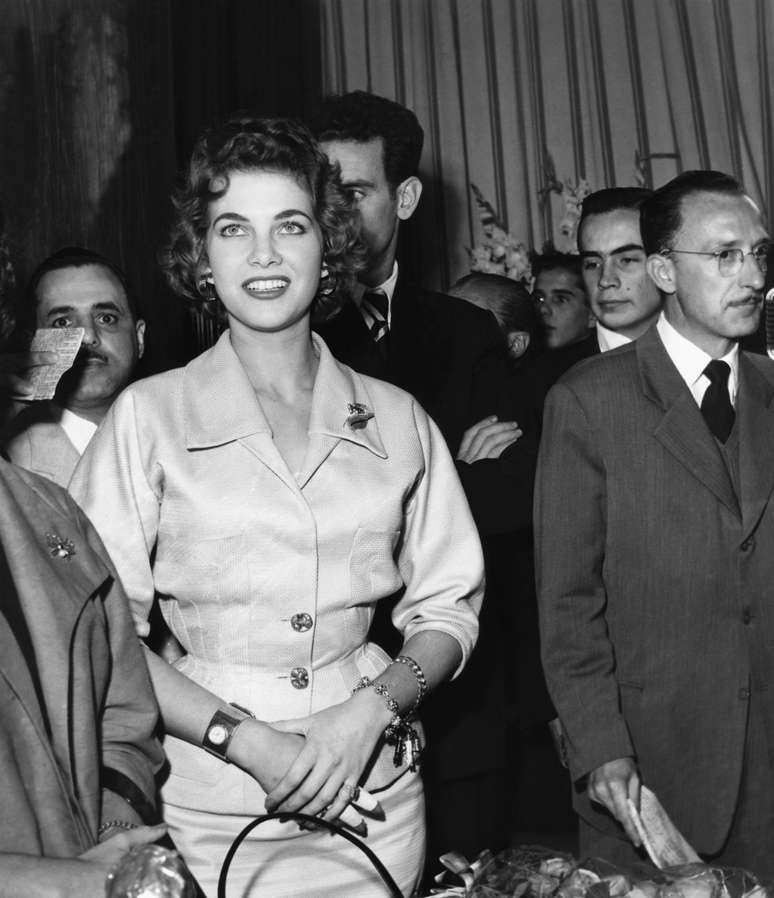 A primeira Miss Brasil (de 1954), Martha Rocha, é vista ao receber o Prêmio Saci na capital paulista