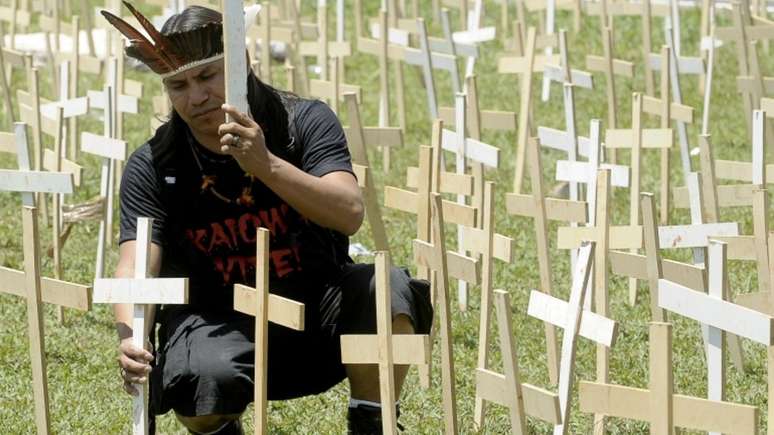 Al&eacute;m da amea&ccedil;a da pandemia, a hist&oacute;ria dos guarani-kaiow&aacute; &eacute; marcada por conflitos e mortes nos &uacute;ltimos anos. Na foto, Eliseu Lopes Guarani-Kaiow&aacute; faz protesto em Bras&iacute;lia em 2012