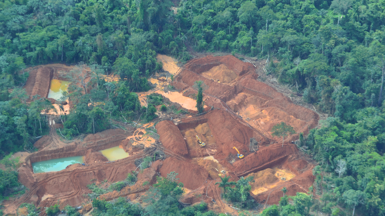 Entidade diz que garimpeiros, outros invasores e at&eacute; mesmo agentes do governo t&ecirc;m levado novo coronav&iacute;rus a povos ind&iacute;genas