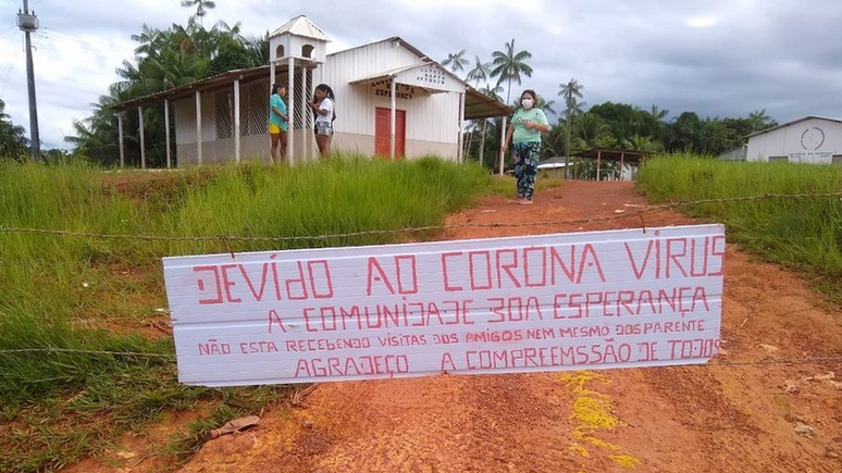 Placa instalada na comunidade Boa Esperan&ccedil;a, na Terra Ind&iacute;gena Balaio; h&aacute;bitos culturais e dificuldades no acesso &agrave; assist&ecirc;ncia em sa&uacute;de tornam os ind&iacute;genas especialmente vulner&aacute;veis &agrave; covid-19