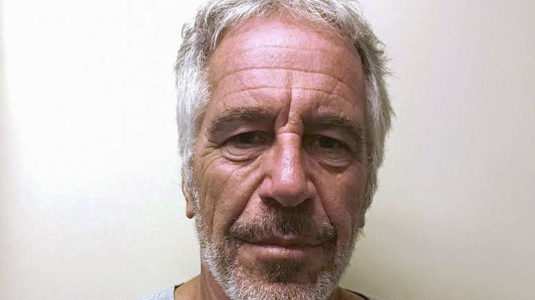Epstein foi encontrado sem vida na pris&atilde;o e teve morte determinada como suic&iacute;dio