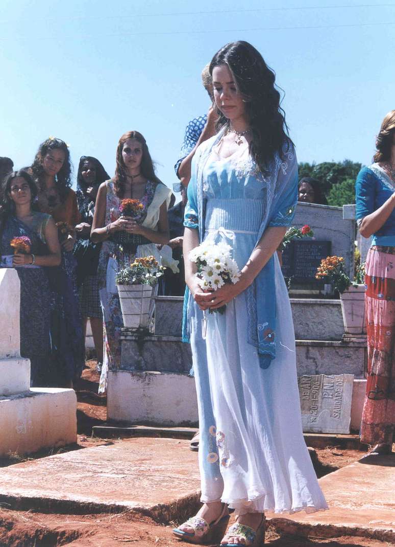 Sandy grava cena da novela 'Estrela-Guia' em cemitério  