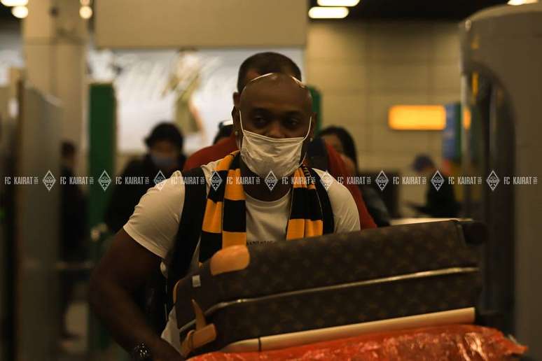 Vagner Love chega para defender o Kairat