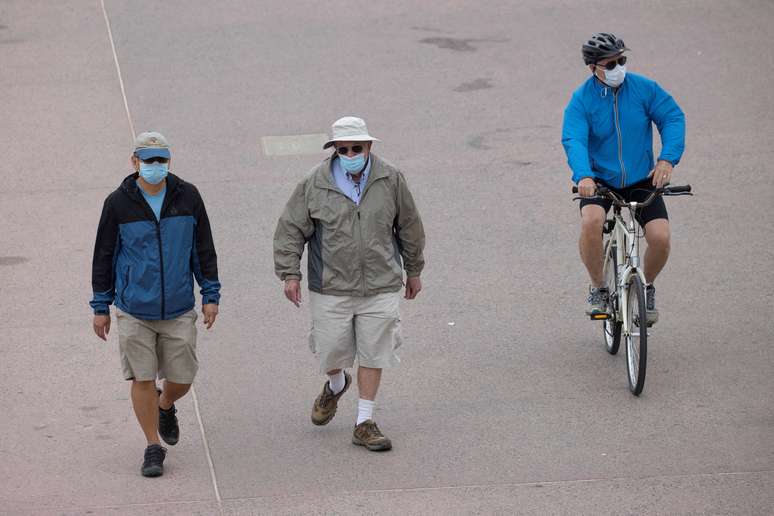 Pessoas com máscaras de proteção caminham em calçadão de praia na Califórnia
01/07/2020 REUTERS/Mike Blake