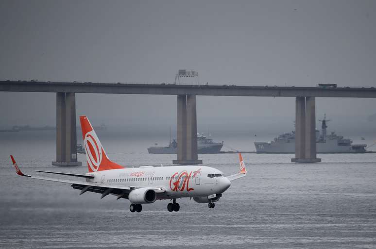 Avião da Gol se prepara para pousar no aeroporto Santos Dumont, no Rio de Janeiro
21/03/2019 REUTERS/Sergio Moraes