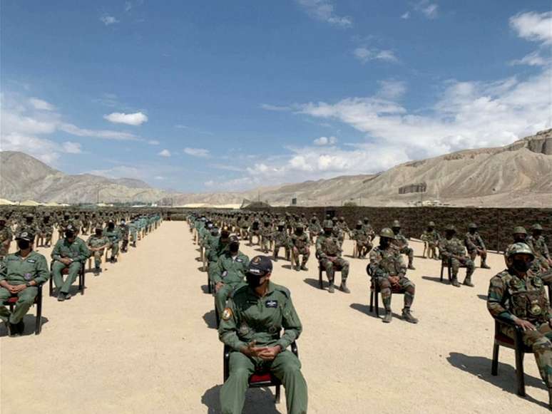 Soldados indianos aguardam visita do premiê da Índia na região de Ladakh
03/07/2020 ANI/ via REUTERS TV