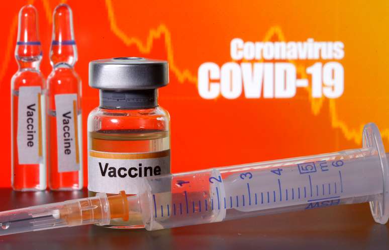 Fracos com rótulo de vacina perto de seringas em foto de ilustração
10/04/2020 REUTERS/Dado Ruvic/Illustration/File Photo