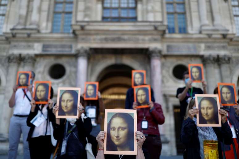 Guias tur&iacute;sticos protestam no exterior do Museu do Louvre para alertar sobre condi&ccedil;&otilde;es de trabalho
06/07/2020
REUTERS/Christian Hartmann