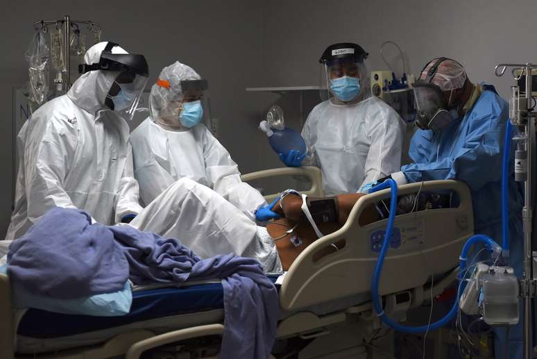 Paciente com Covid-19 é tratado em hospital em Houston, Texas
29/06/2020
REUTERS/Callaghan O'Hare