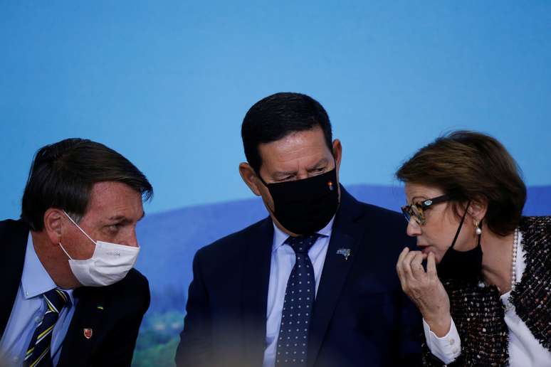 Vice-presidente Hamilton Mour&atilde;o (centro) ao lado do presidente Jair Bolsonaro e da ministra da Agricultura, Tereza Cristina 
17/06/2020
REUTERS/Adriano Machado