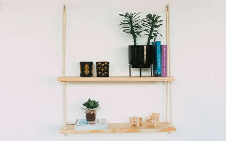 4. As estantes suspensas podem ser confeccionadas por voc&ecirc; mesmo. Fonte: Maria Fil&oacute;