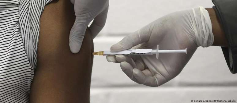 Queda de vacinação durante pandemia coloca 80 milhões de crianças em risco, alerta OMS
