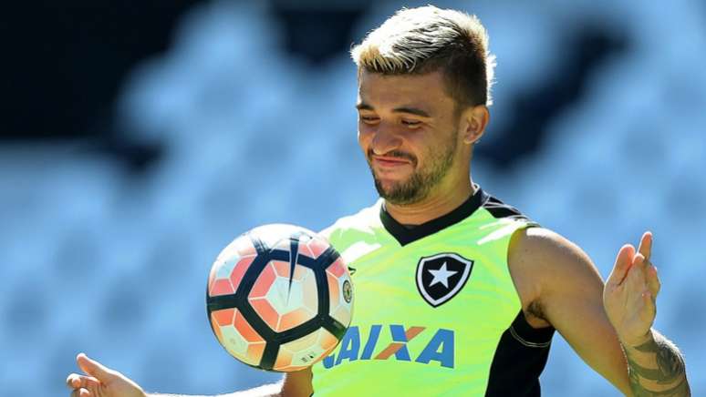 Victor Luís está muito perto de voltar ao Botafogo (Foto: Vitor Silva/SSPress/Botafogo)