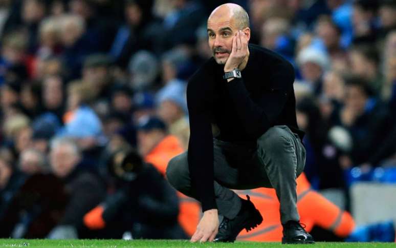 Após dois títulos, Guardiola decepciona com Manchester City na atual temporada (Foto: LINDSEY PARNABY / AFP)