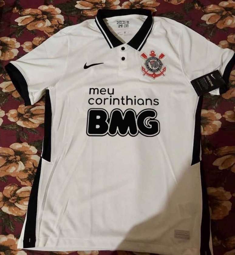 Camisa do Corinthians com o logo do BMG em preto e branco foi criado por torcedores (Foto:Reprodução/Twitter)