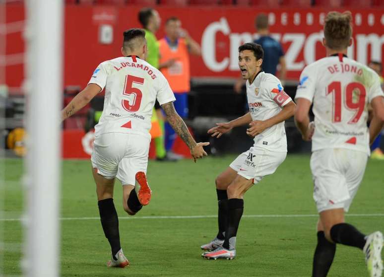 Lucas Ocampos é um dos principais nomes do Sevilla na temporada (Foto: CRISTINA QUICLER / AFP)