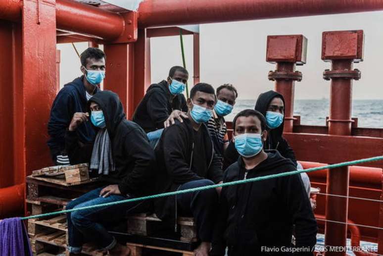 Migrantes a bordo do navio Ocean Viking, da ONG SOS Méditerranée