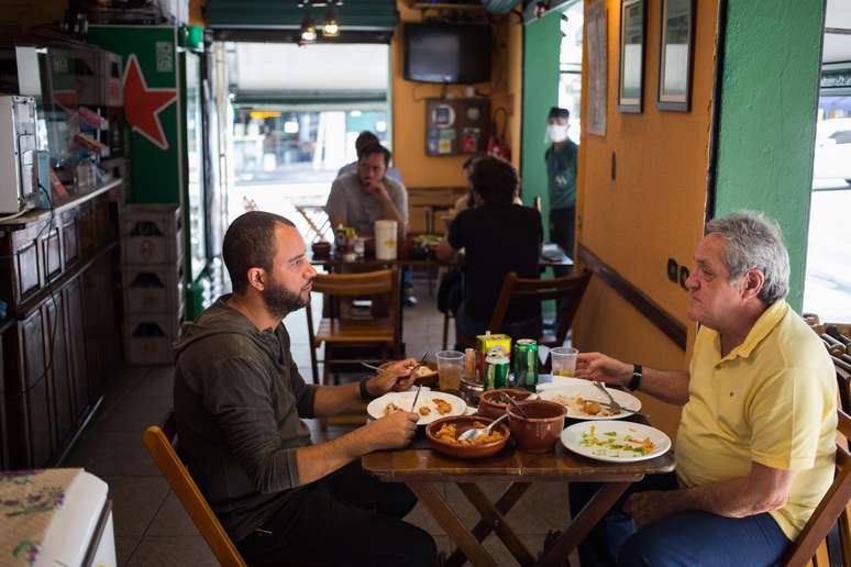 Bar e restaurante Cachaça e Cia, na Rua dos Pinheiros, na zona oeste de São Paulo, nesta segunda-feira, 06. A capital paulista volta a reabrir hoje, de forma parcial, bares, restaurantes e salões de beleza. A cidade e a região do ABC e o sudoeste da Grande São Paulo estão na fase amarela do Plano São Paulo, que permite a retomada gradual de atividades econômicas. No sábado, 4, o prefeito Bruno Covas (PSDB) assinou com entidades setoriais as regras que permitem o funcionamento dos estabelecimentos, seguindo também as determinações do Centro de Contingência contra a Covid-19, do governo do Estado.