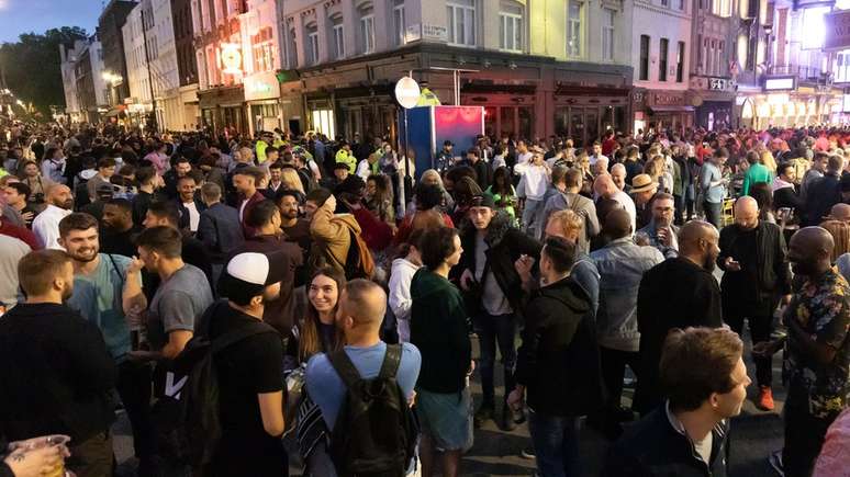 Em Londres, o 'super sábado' foi marcado por aglomerações em vários cantos do bairro boêmio de Soho, em Londres, onde ruas foram fechadas para carros