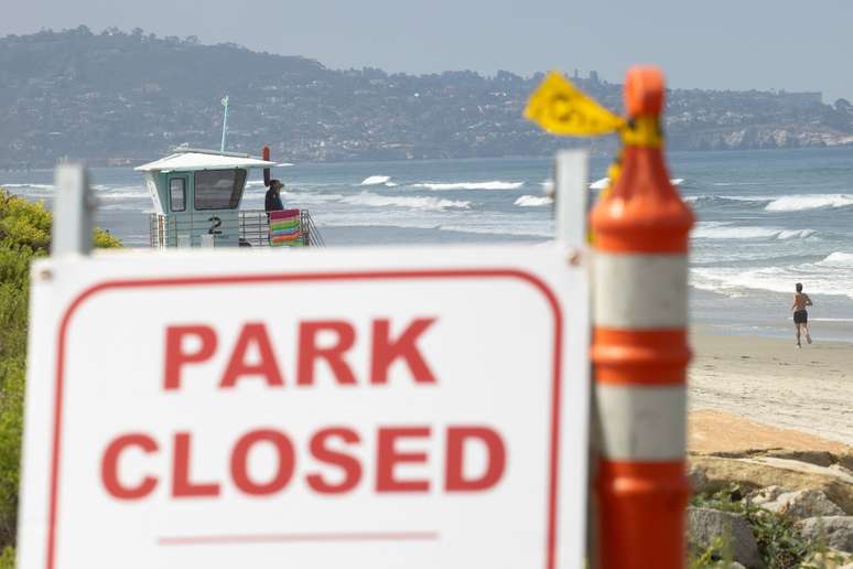 Placa informa fechamento de acesso à praia na Califórnia, em meio à pandemia do coronavírus. 2/7/2020. REUTERS/Mike Blake