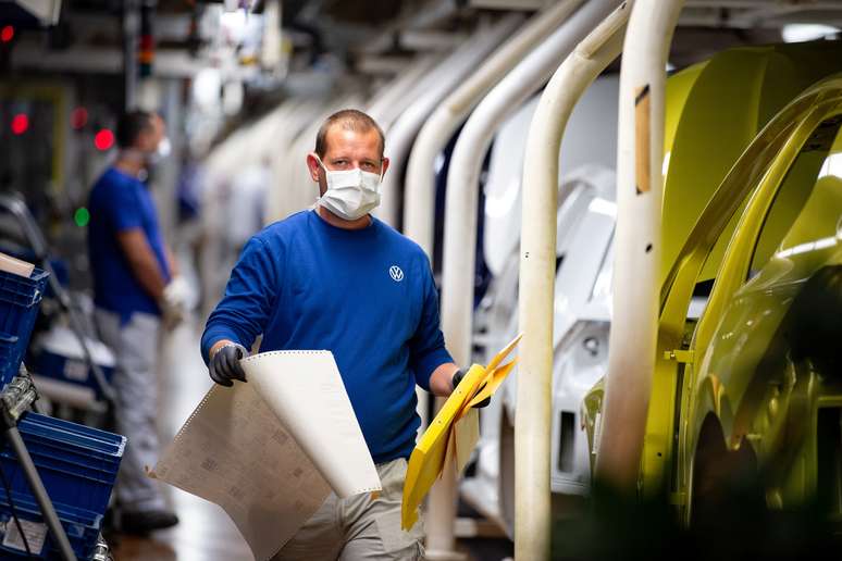 Funcionários em fábrica da Volkswagen em Wolfsburg, Alemanha 
27/04/2020
Swen Pfoertner/Pool via REUTERS