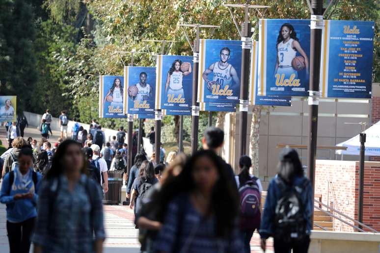 Estudantes da Universidade da Califórnia Los Angeles (UCLA) caminham no campus da instituição em Los Angeles
15/11/2017 REUTERS/Lucy Nicholson