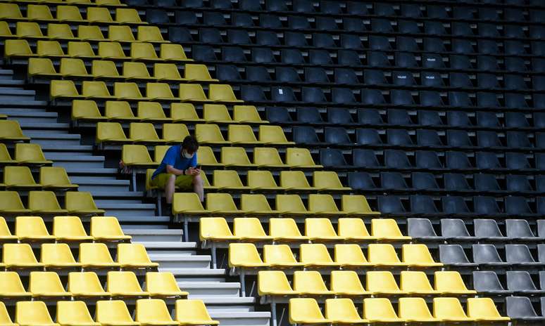 Homem acompanha partida do Campeonato Alemão em arquibancada vazia
27/06/2020
Ina Fassbender/Pool via REUTERS 