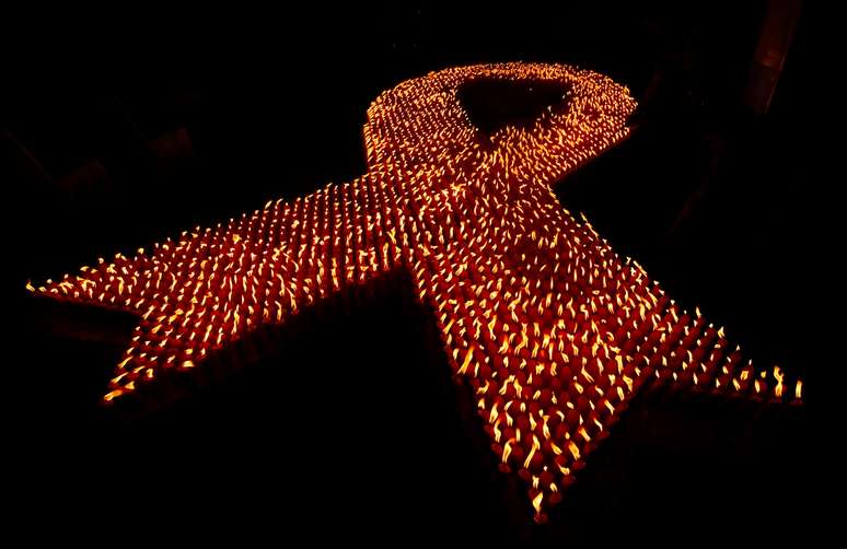 Cerca de 2.880 velas são acesas durante evento do Dia Mundial da Aids em Jacarta
01/12/2009 REUTERS/Dadang Tri