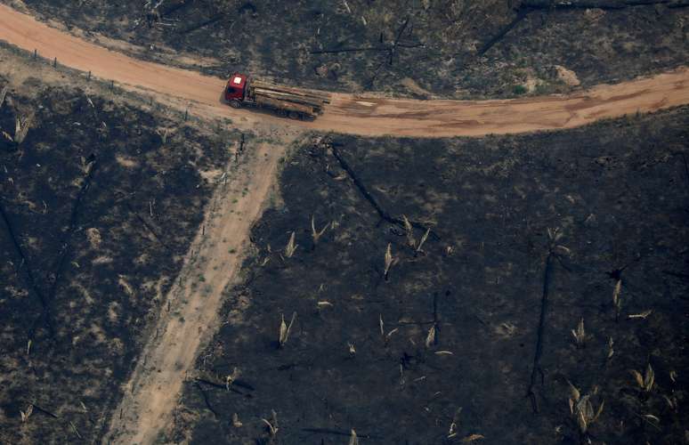 Caminhão transita em área desmatada da Amazônia, no Estado do Acre
24/08/2019 REUTERS/Bruno Kelly