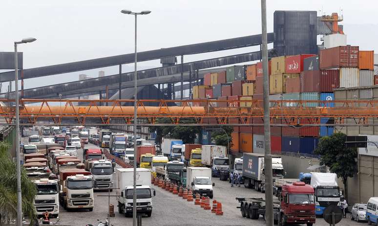 Caminhões em fila no porto de Santos (SP) 
25/02/2015
REUTERS/Paulo Whitaker