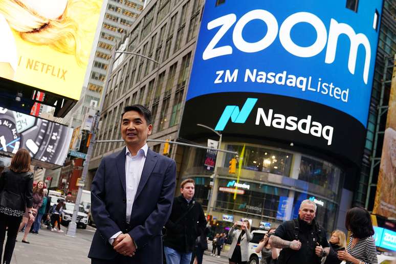 Eric Yuan, presidente da Zoom Video, posa para foto após cerimônia de estreia das ações da companhia na Nasdaq. 18/4/2019.   REUTERS/Carlo Allegri