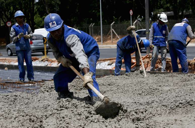 Trabalhadores utilizam cimento em obra em Belo Horizonte (MG) 
06/03/2012
REUTERS/Washington Alves