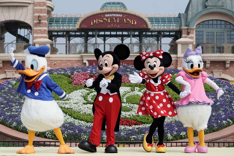 Personagens da Disney são vistos em frente a parque da Disney. 11/5/2020. REUTERS/Aly Song