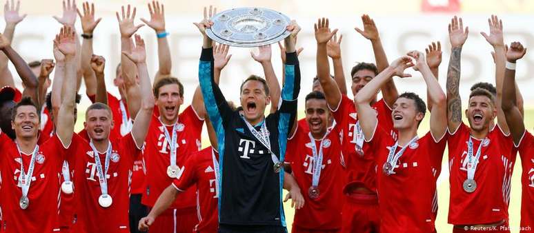 Jogadores do Bayern comemoram título em junho de 2020