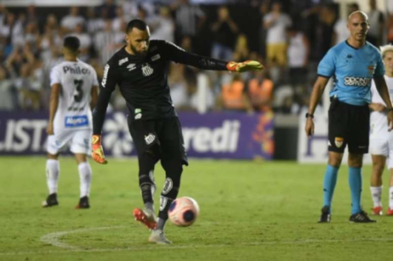 Éverson arriscou falta contra o Mirassol, mas mandou na barreira (Foto: Ivan Storti/Santos)