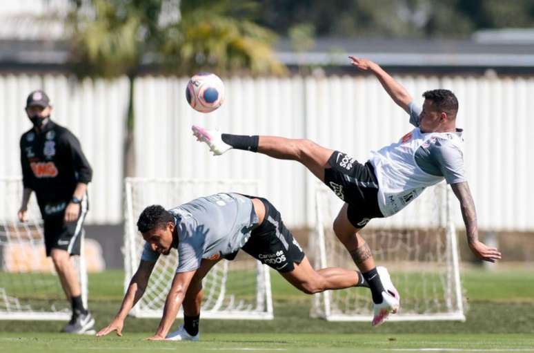 Sidcley participou do treinamento entre ataque contra defesa nesta terça (Foto: Rodrigo Coca/Ag. Corinthians)