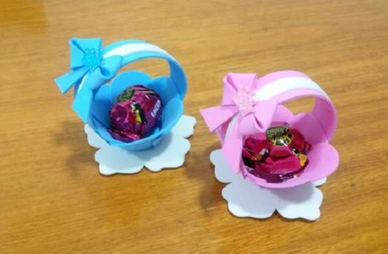 77. A cestinha de EVA acomoda doces. Fonte: Doce Obra