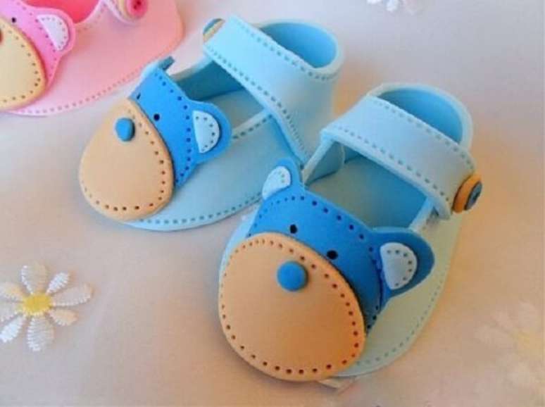 80. A lembrancinha ch&aacute; de beb&ecirc; de EVA em formato de sapatinho &eacute; pura fofura. Fonte: Pinterest