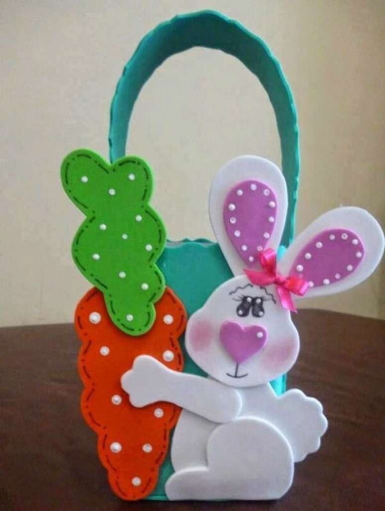 46. Acomode os doces dentro da cestinha como forma de lembrancinha de p&aacute;scoa em eva. Fonte: Pinterest