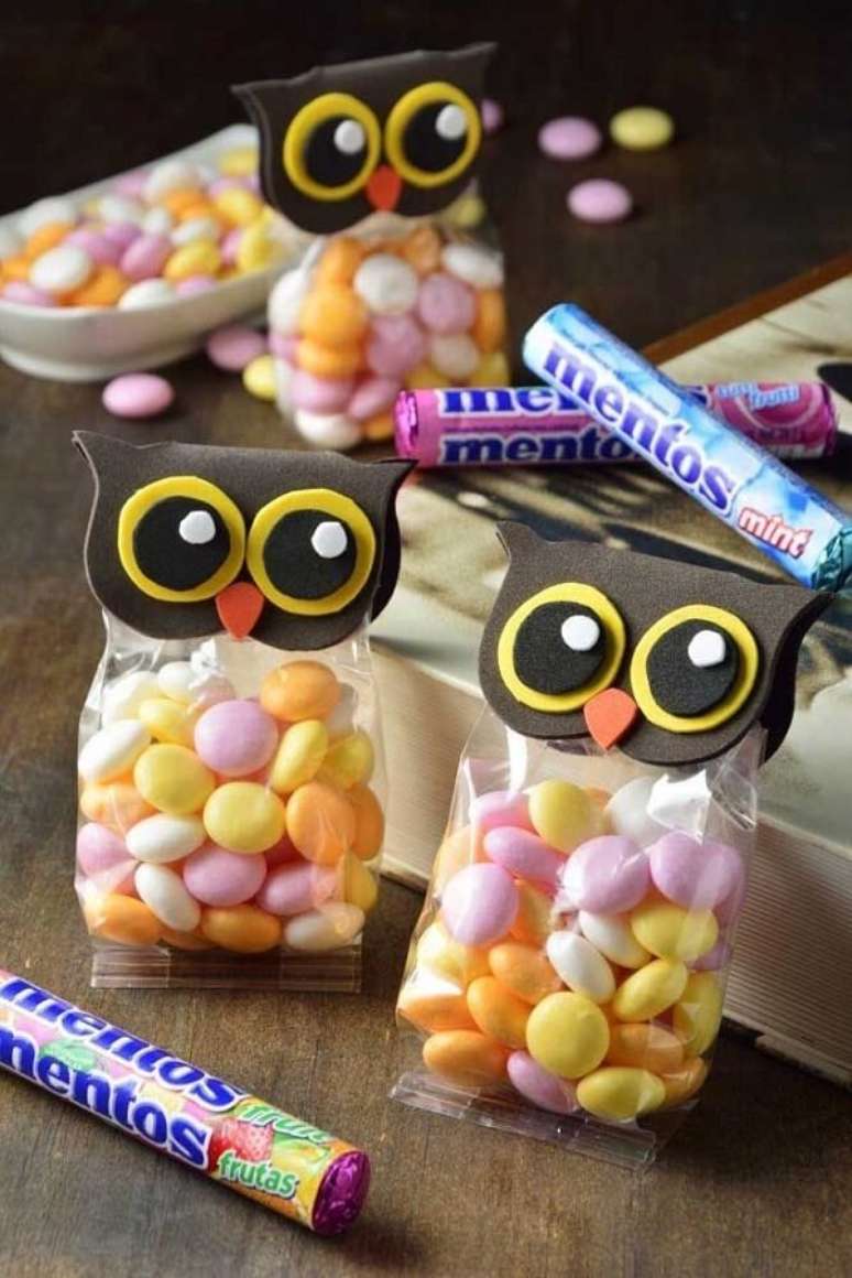 31. As corujas feitas em EVA d&atilde;o o acabamento final no saquinho de doces. Fonte: Pinterest